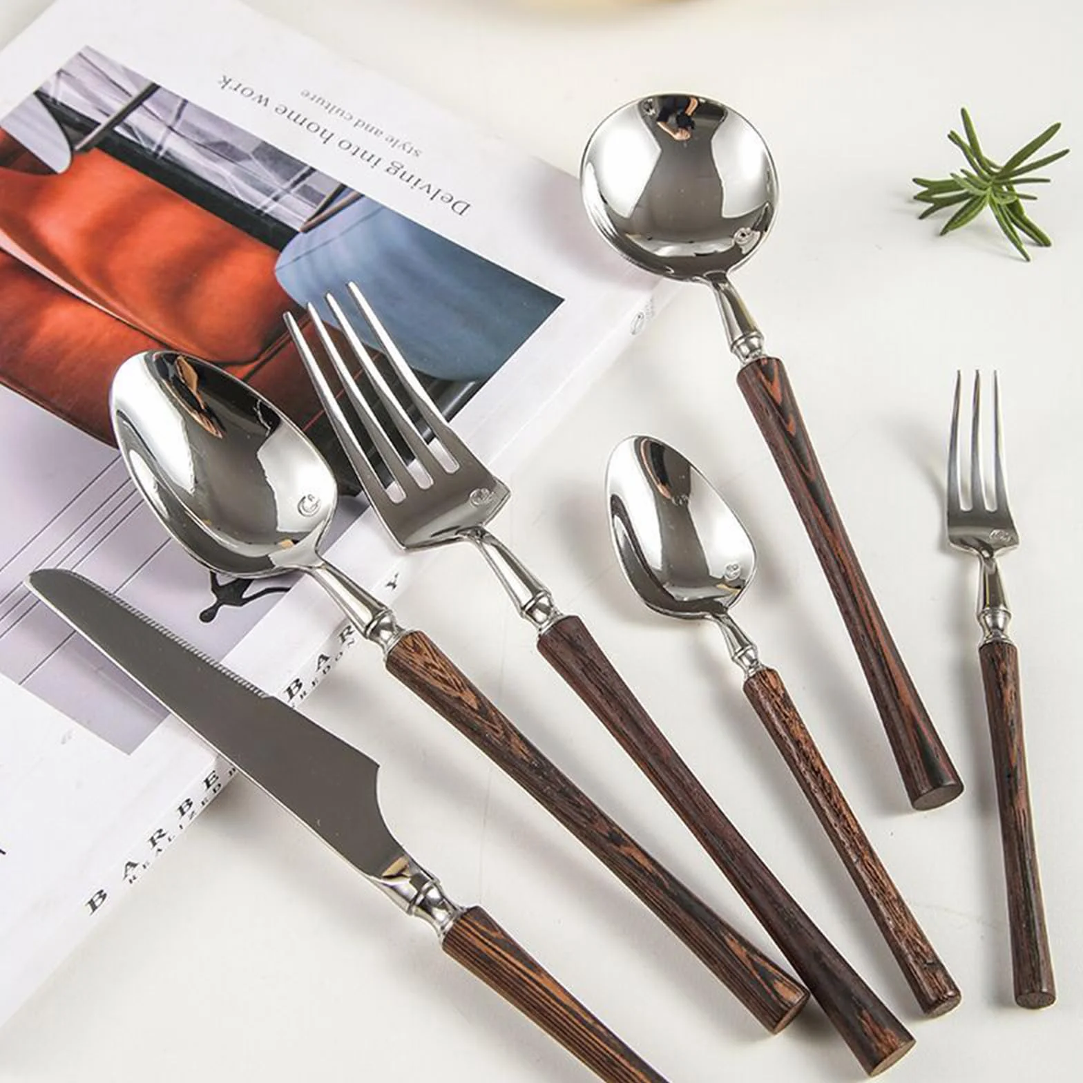 Ce Service de Couverts 36 pièces Comprend 6 Couverts à Manche en Bois, en Acier Inoxydable 18/8, de Style français, pour la Cuisine et Les banquets. Finition polie, Compatible Lave-Vaisselle