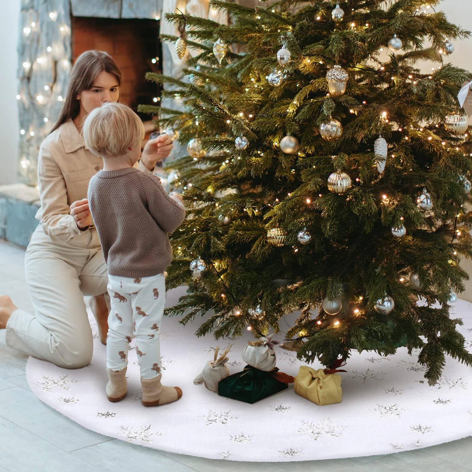 Couverture de sapin de Noël 120 cm blanche en peluche fausse fourrure flocons de neige argentés