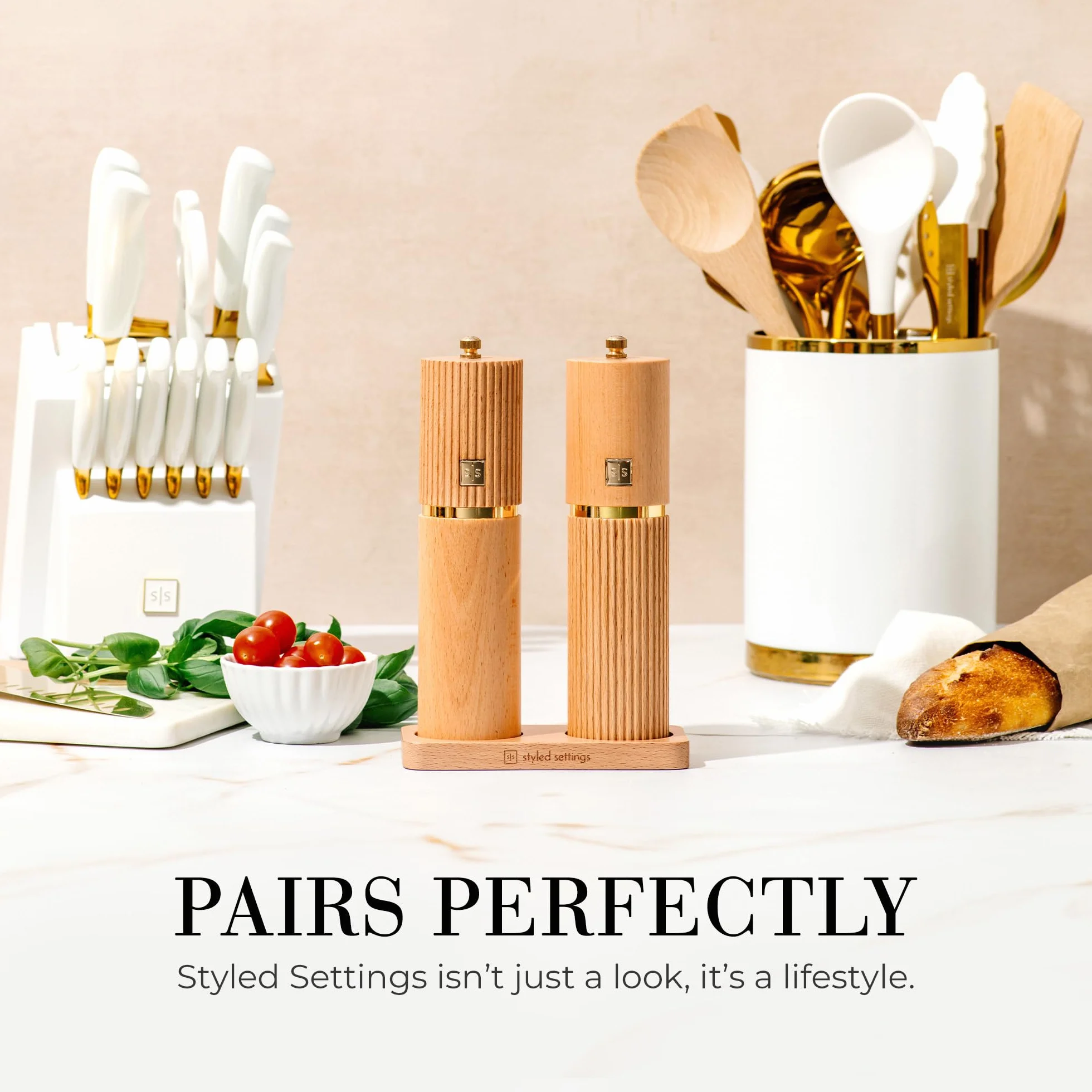 Moulin à sel et poivre en bois Styled Settings avec accents dorés – Ensemble rechargeable moulins céramiques réglables support assorti