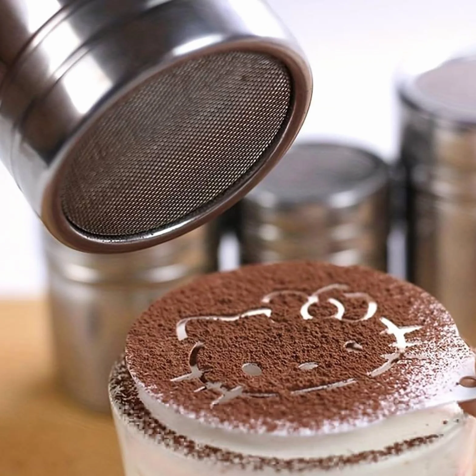 Tamis à cacao en acier inoxydable avec 16 pochoirs pour cappuccino, chocolat chaud et sucre glace