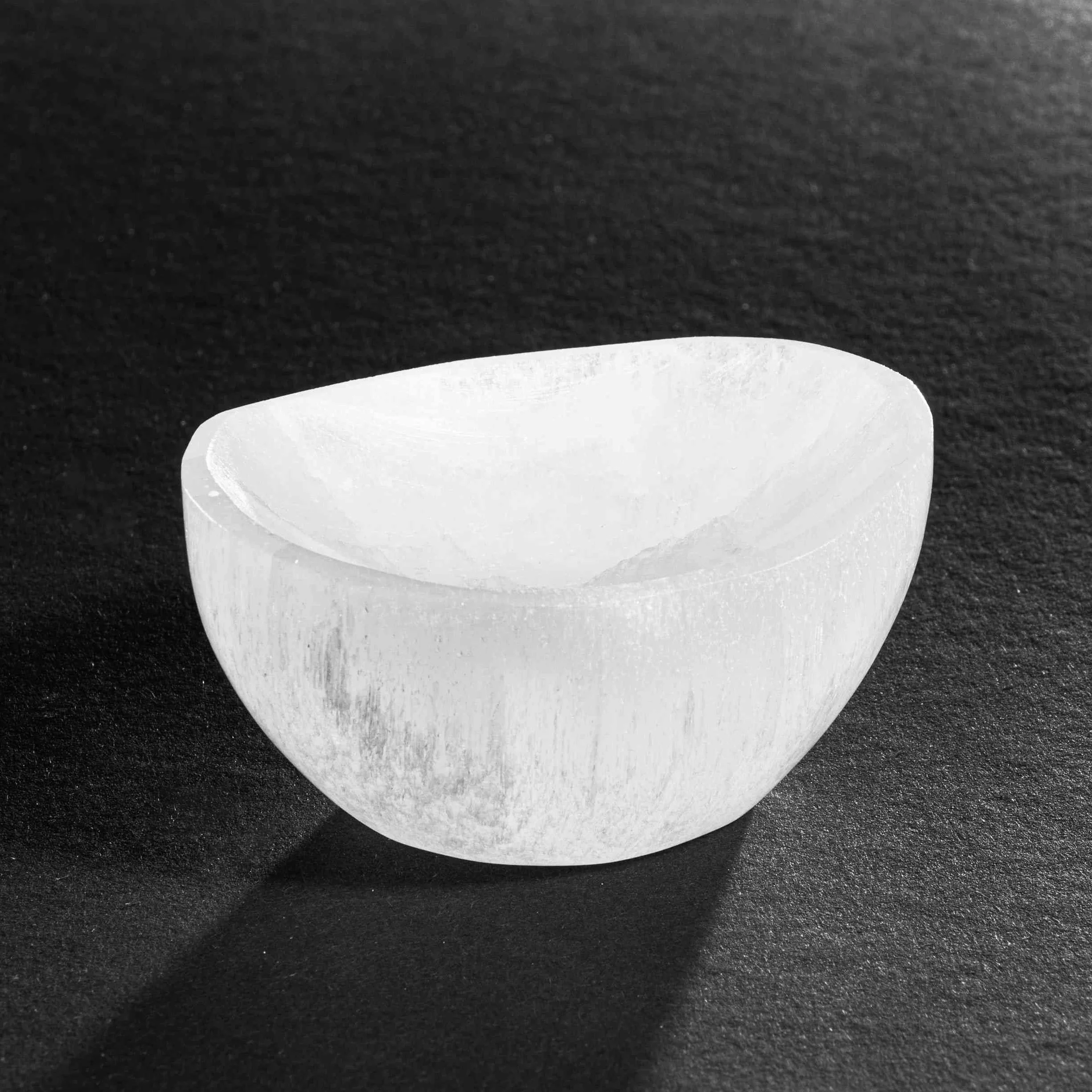Bol en sélénite demi-sphère 6,5 x 3,5 cm – Bol énergétique pour pierres précieuses, Reiki, méditation