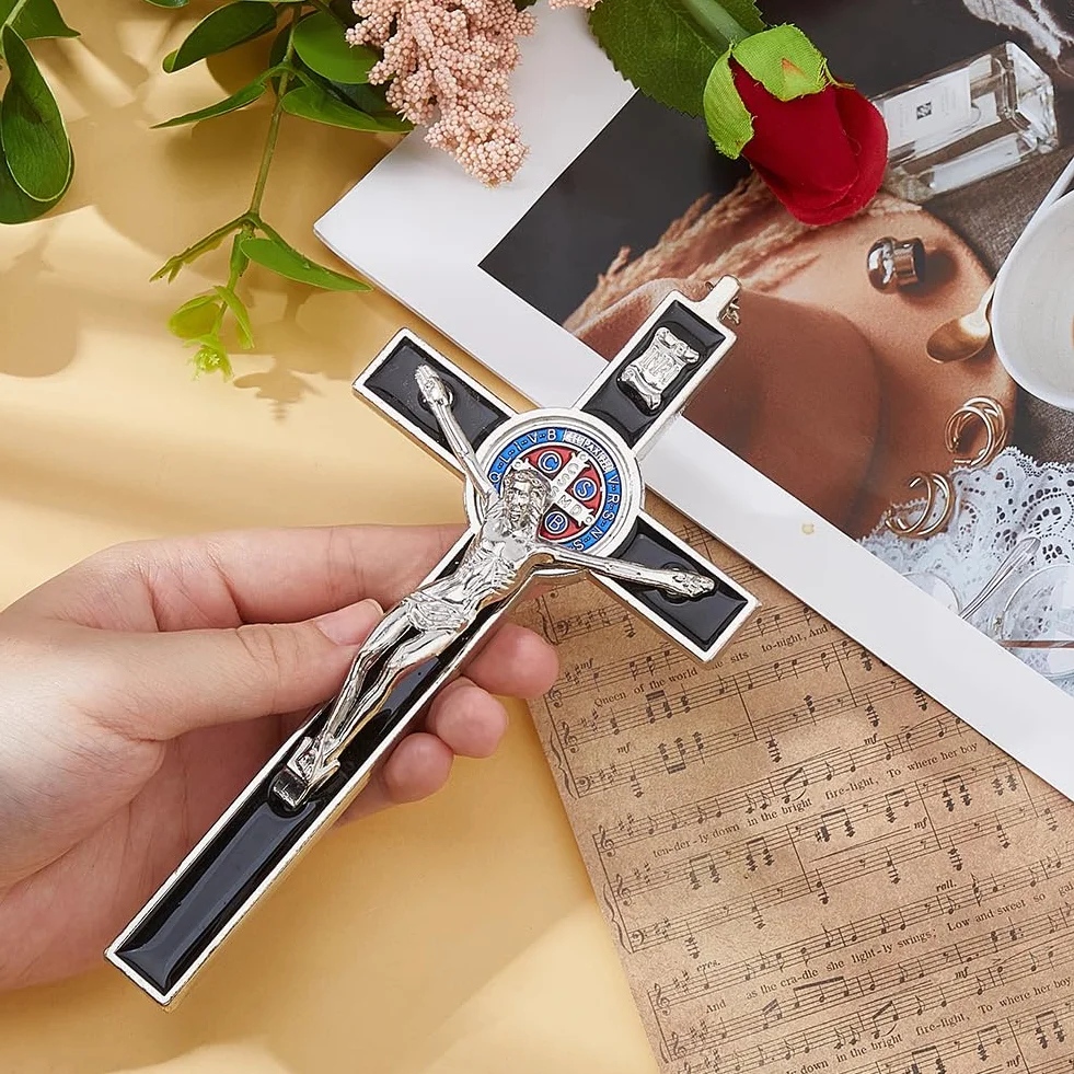 DICOSMETIC Petite croix murale en alliage Saint Benoît Émail noir Crucifix Jésus-Christ 19,2 x 9,8 cm