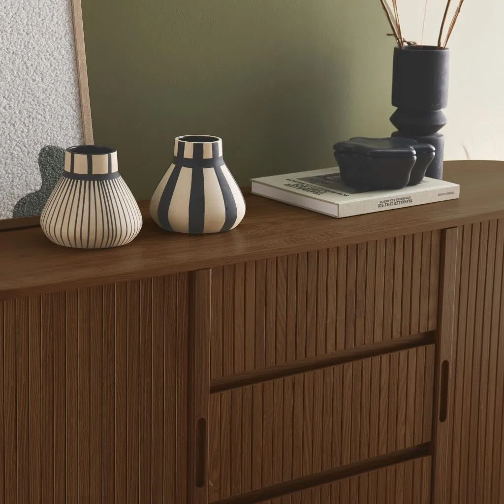 Alice's Garden sweeek - Buffet scandinave Ovale 2 Portes coulissantes. 4 Compartiments. 3 tiroirs. décor Bois rainuré. Teinte Noyer. L 150 x P 40 x H 79cm