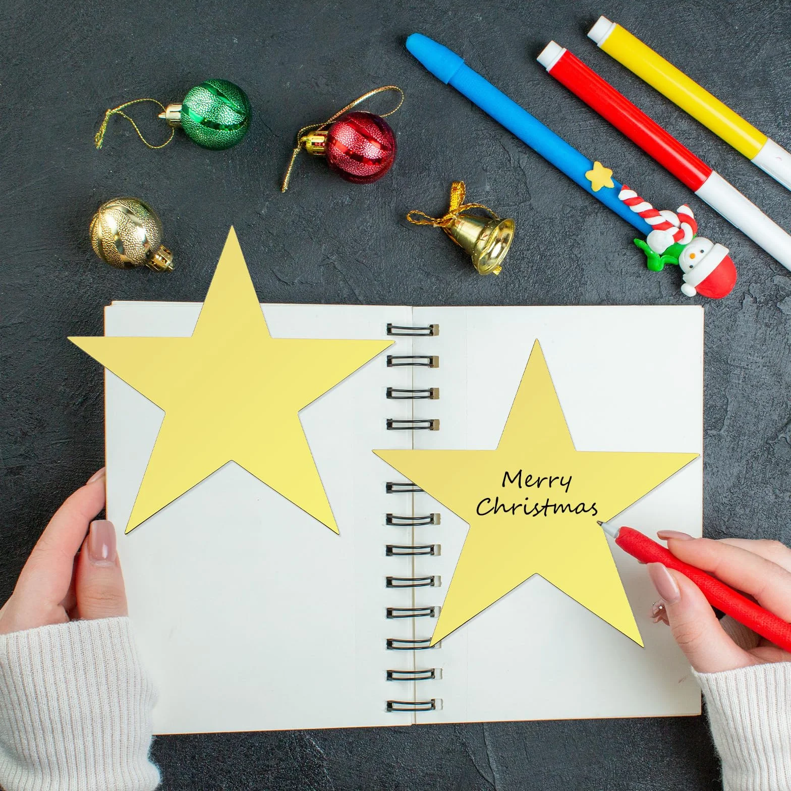 Paquet de 40 Découpes d'Étoiles Dorées en Carton pour Fête