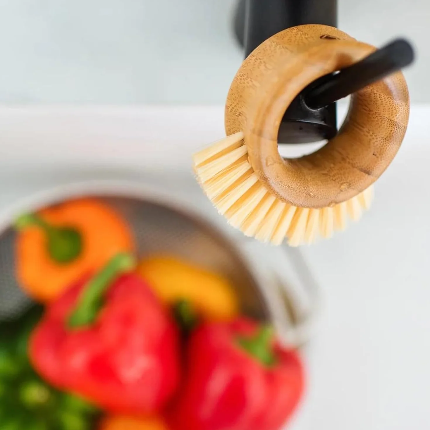 Full Circle The Ring Brosse à Légumes et Fruits Nettoyage Doux Poils Recyclés Fibres Végétales Manche Ergonomique sans BPA
