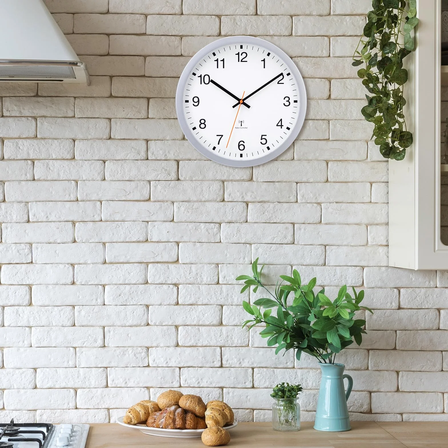 VIVILINEN Horloge Murale Radio Pilotée Silencieuse 30cm Design Moderne Argent