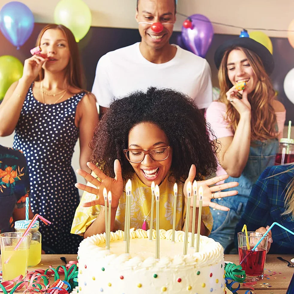 URAQT Bougies Métalliques Fines Dorées avec Support, 24 Pièces pour Gâteau d'Anniversaire et Mariage