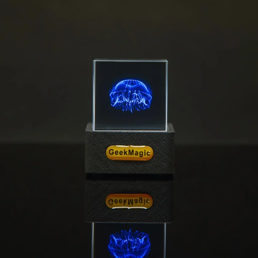 GeekMagic Mini Cube d'Affichage Hologramme 3D WiFi, Station Météo, Horloge Numérique, Cadre Photo Électronique