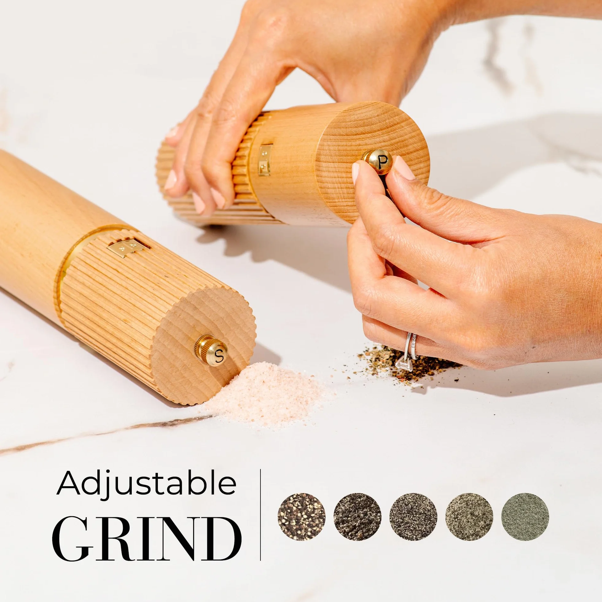 Moulin à sel et poivre en bois Styled Settings avec accents dorés – Ensemble rechargeable moulins céramiques réglables support assorti