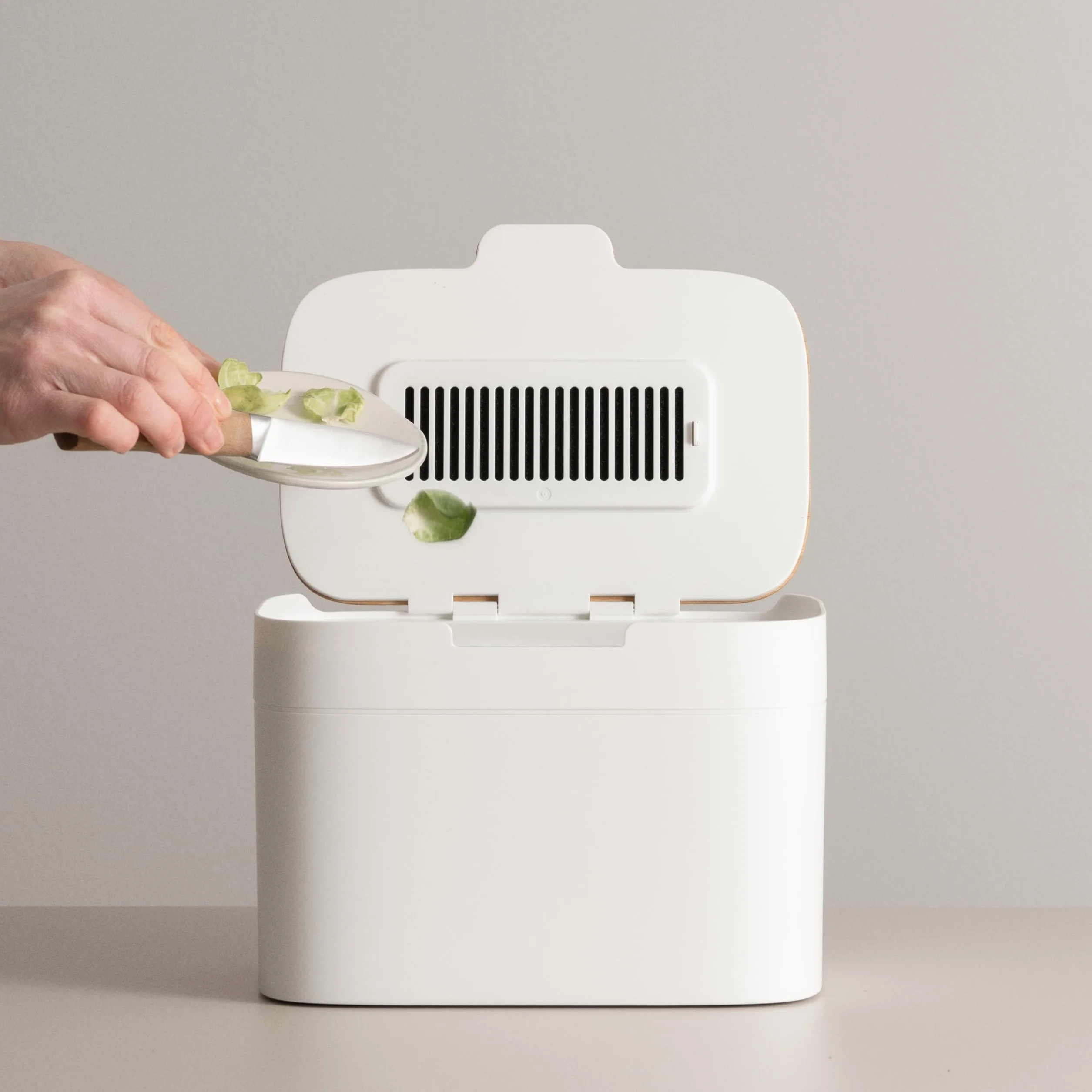 Poubelle Compost KAZAI 'Elin' 4,5L Bac à Compost Organique avec Couvercle en Bois & Filtre, Composteur de Cuisine sans Odeur, Lavable au Lave-Vaisselle, Blanc cassé/Bambou