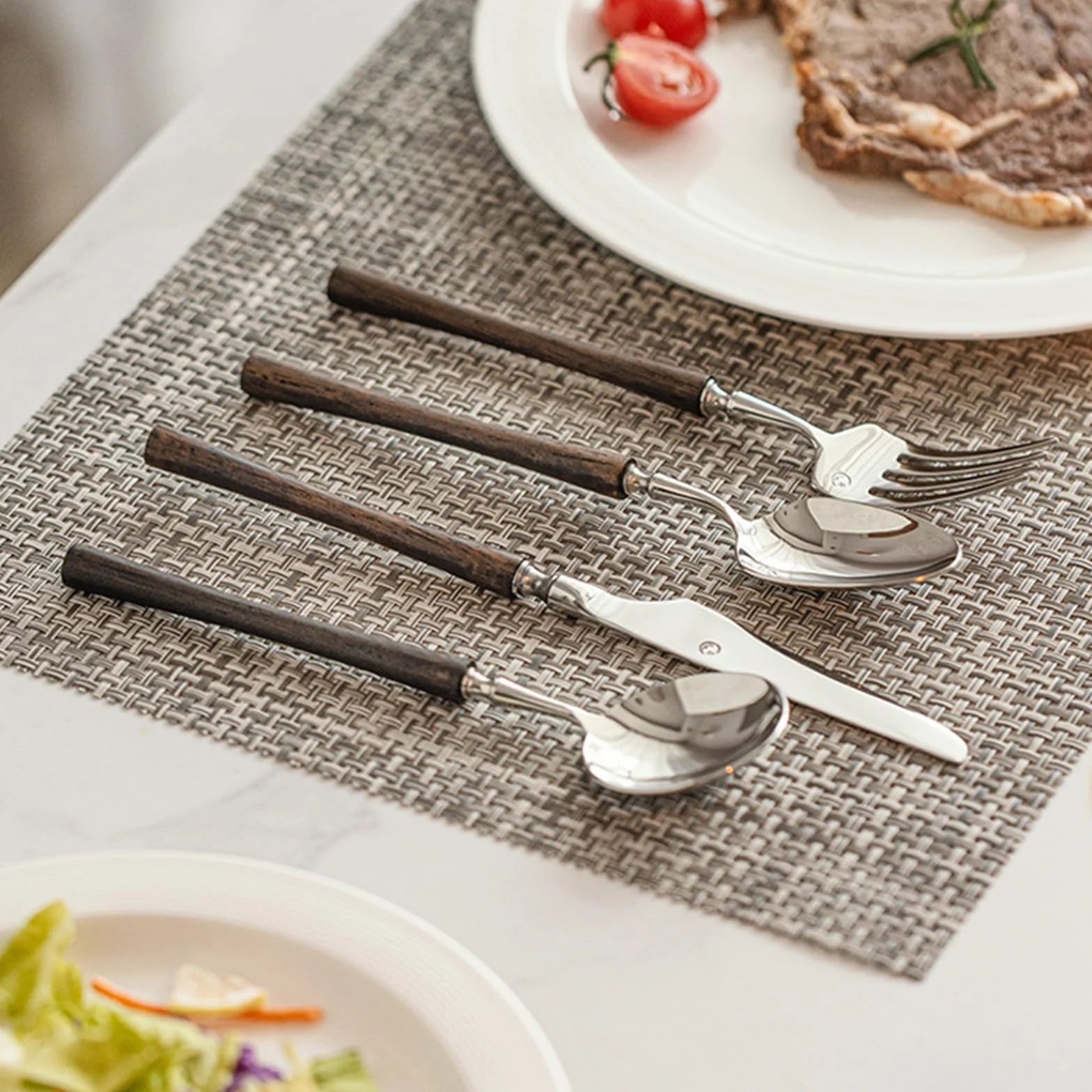 Ce Service de Couverts 36 pièces Comprend 6 Couverts à Manche en Bois, en Acier Inoxydable 18/8, de Style français, pour la Cuisine et Les banquets. Finition polie, Compatible Lave-Vaisselle