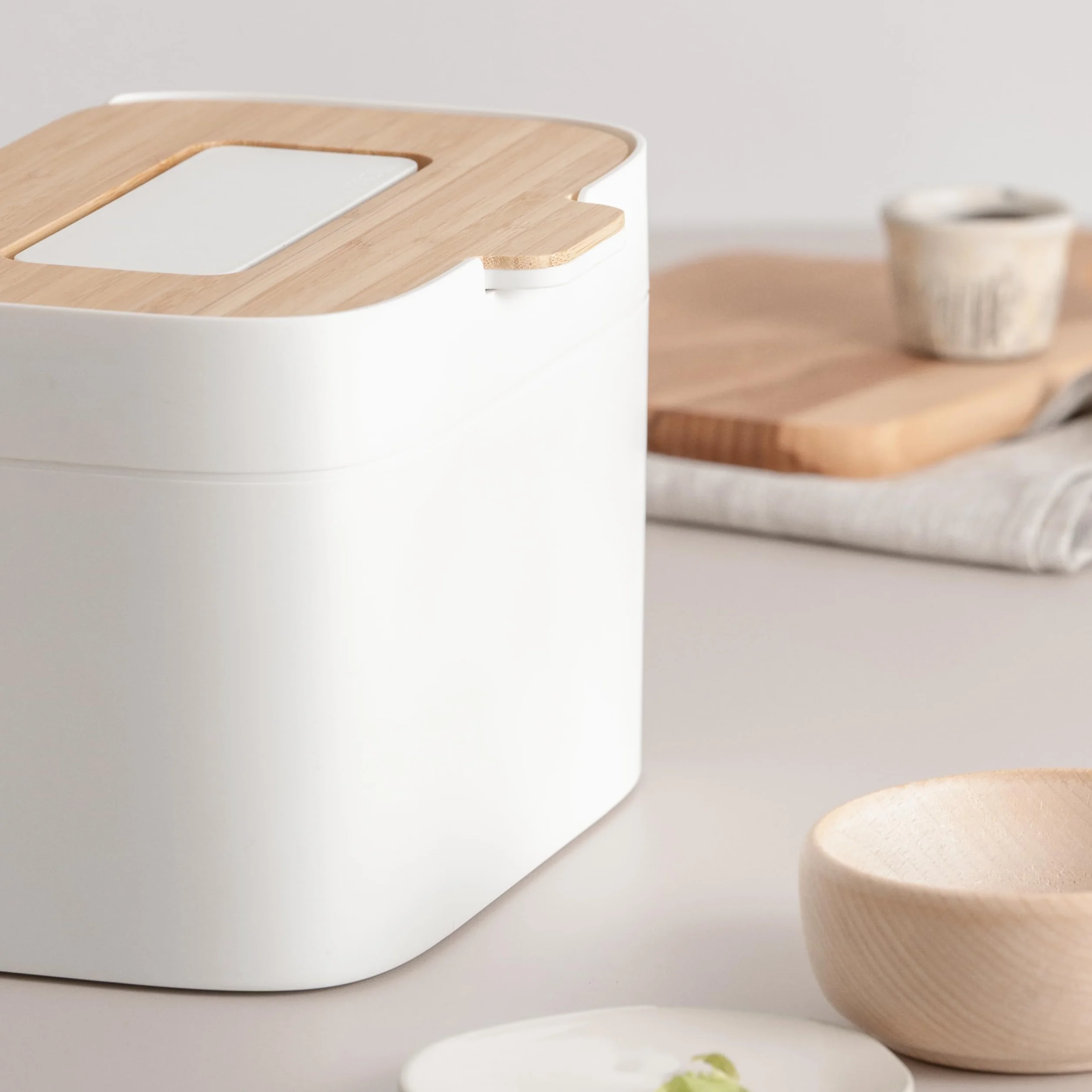 Poubelle Compost KAZAI 'Elin' 4,5L Bac à Compost Organique avec Couvercle en Bois & Filtre, Composteur de Cuisine sans Odeur, Lavable au Lave-Vaisselle, Blanc cassé/Bambou
