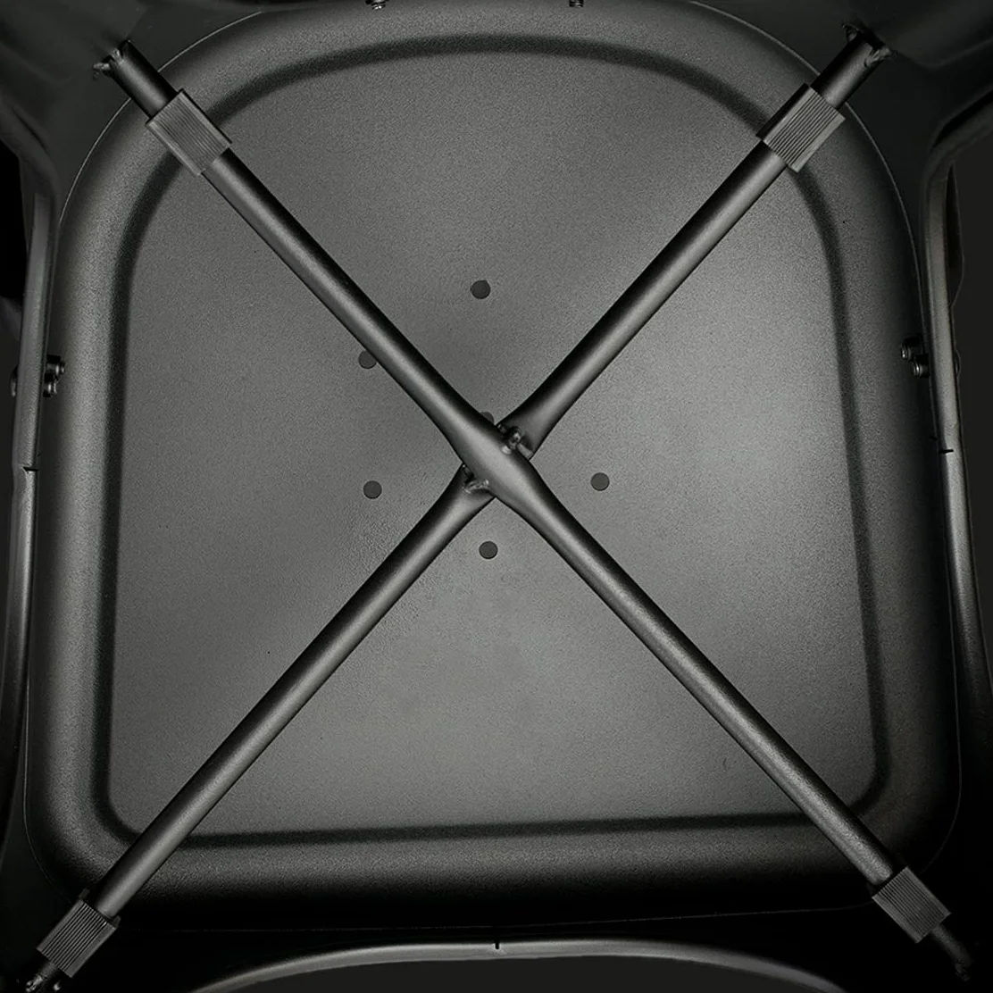 Amazon Basics Lot de 4 chaises de salle à manger empilables en métal, Noir, 51 x 43 x 85 cm