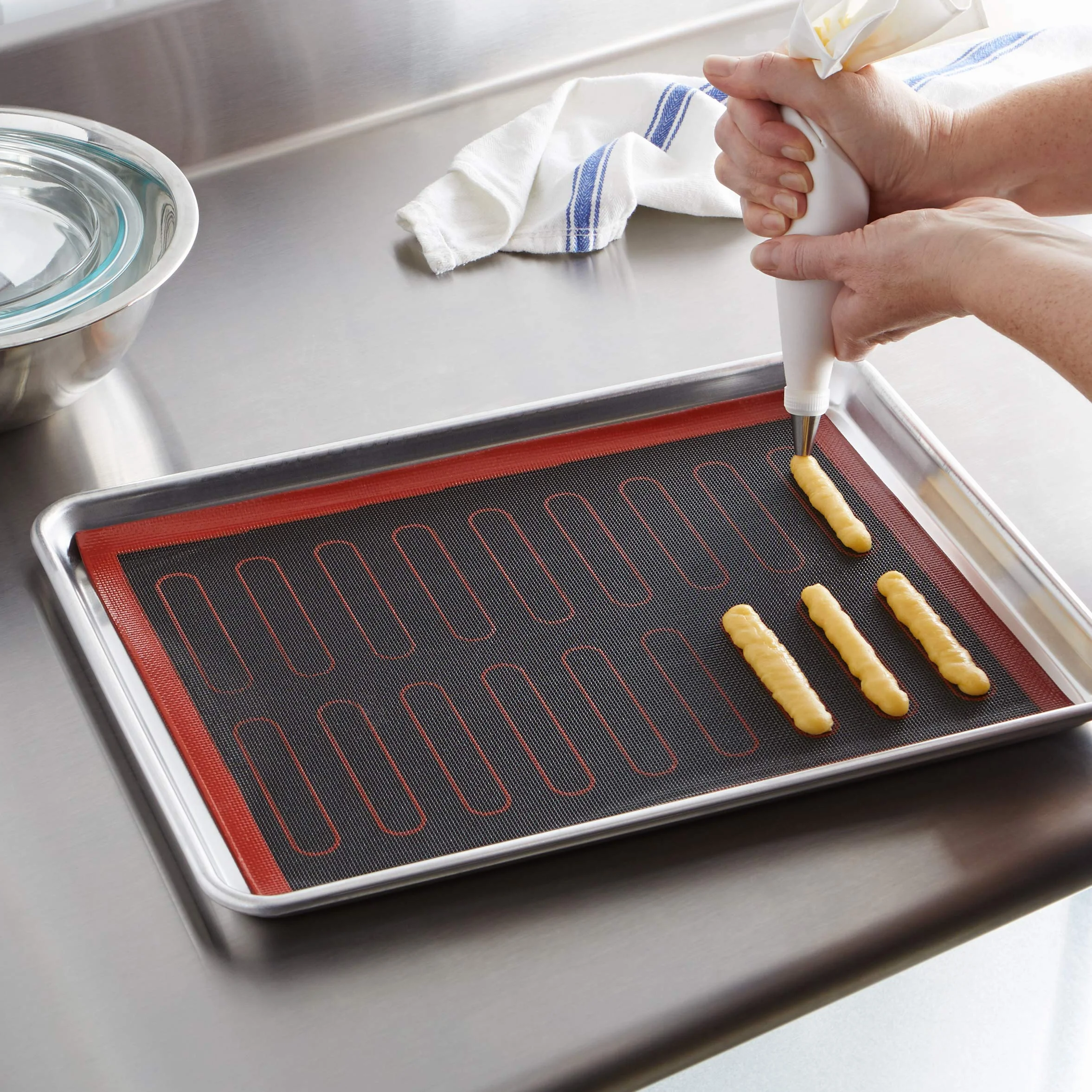 Amazon Basics Lot de 2 tapis de cuisson en silicone 40 x 30 cm anti-adhésif Noir/Rouge/Blanc