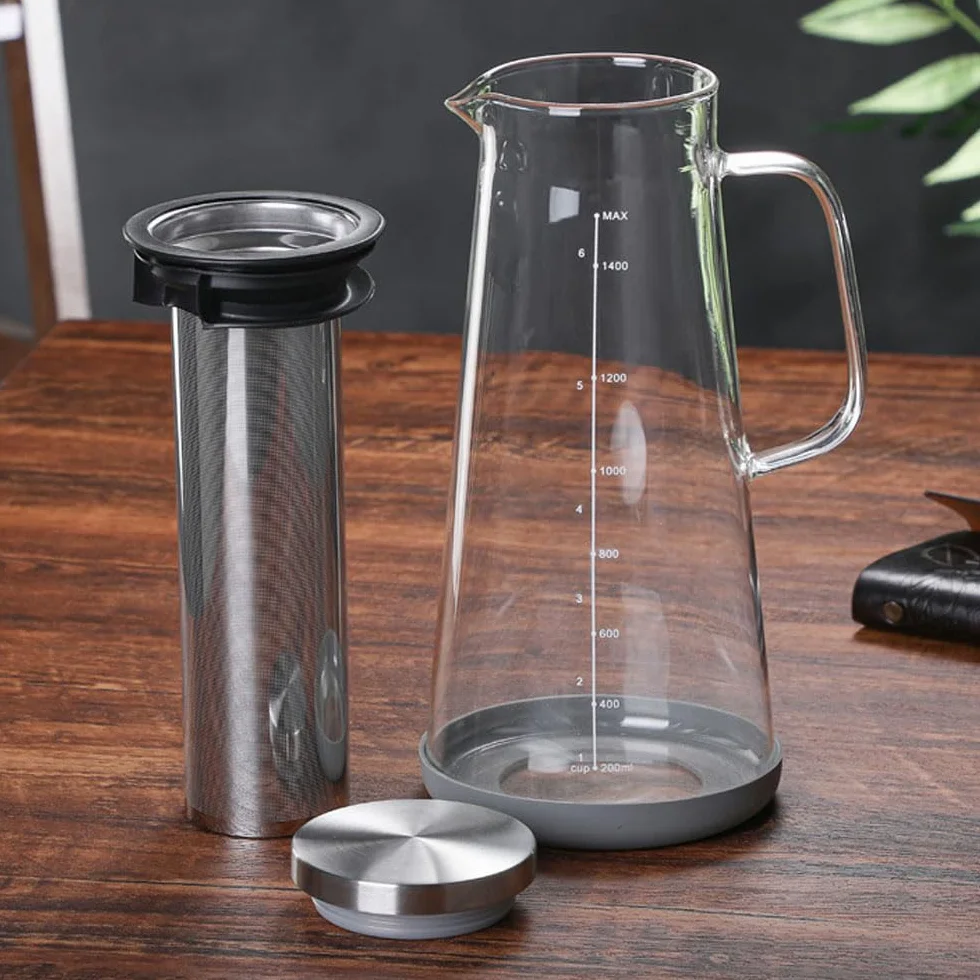 Pichet en verre 1400 ml avec base silicone