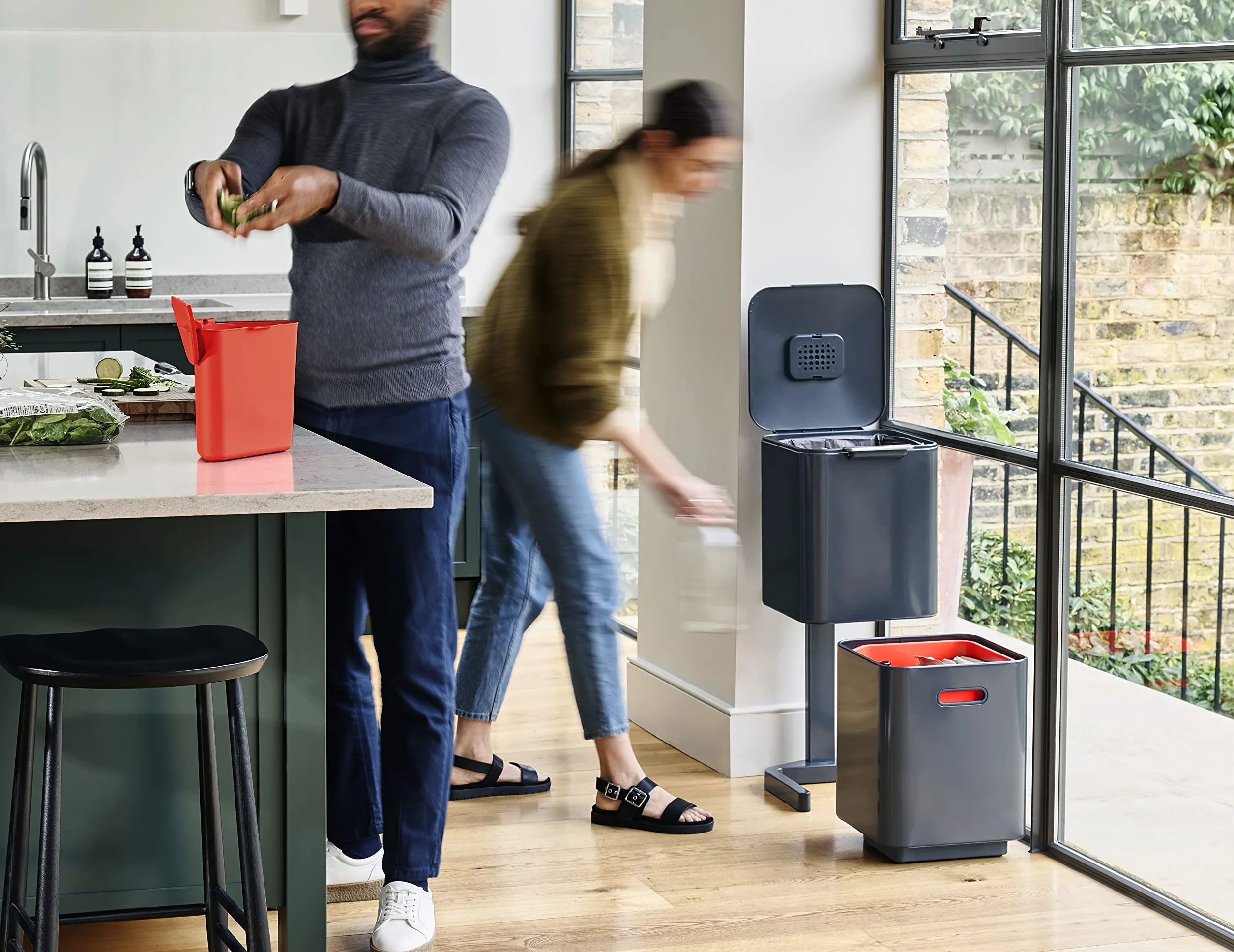 Joseph Joseph Totem Poubelle de cuisine 40L tri recyclage avec bac à compost filtre charbon actif Graphite