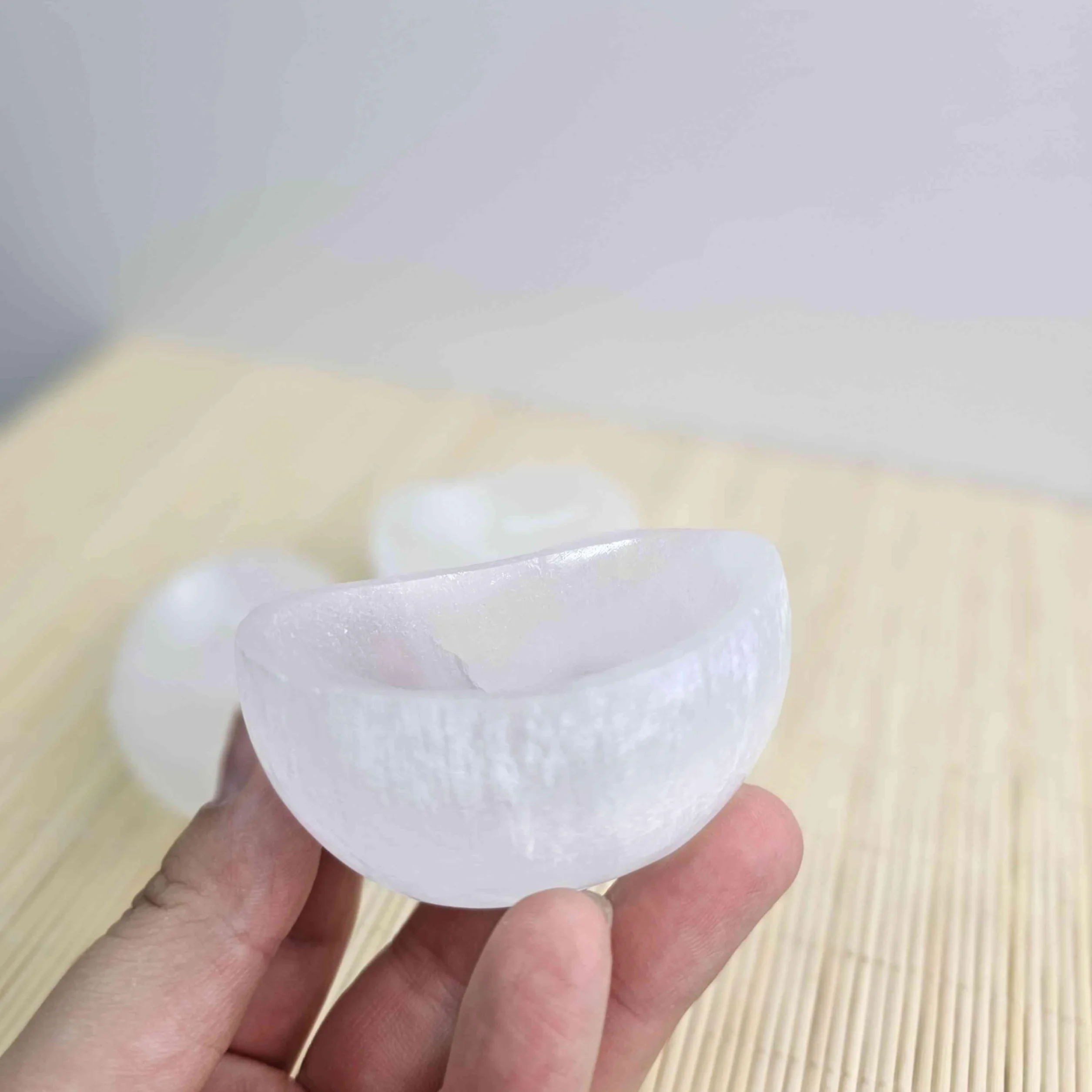 Bol en sélénite demi-sphère 6,5 x 3,5 cm – Bol énergétique pour pierres précieuses, Reiki, méditation