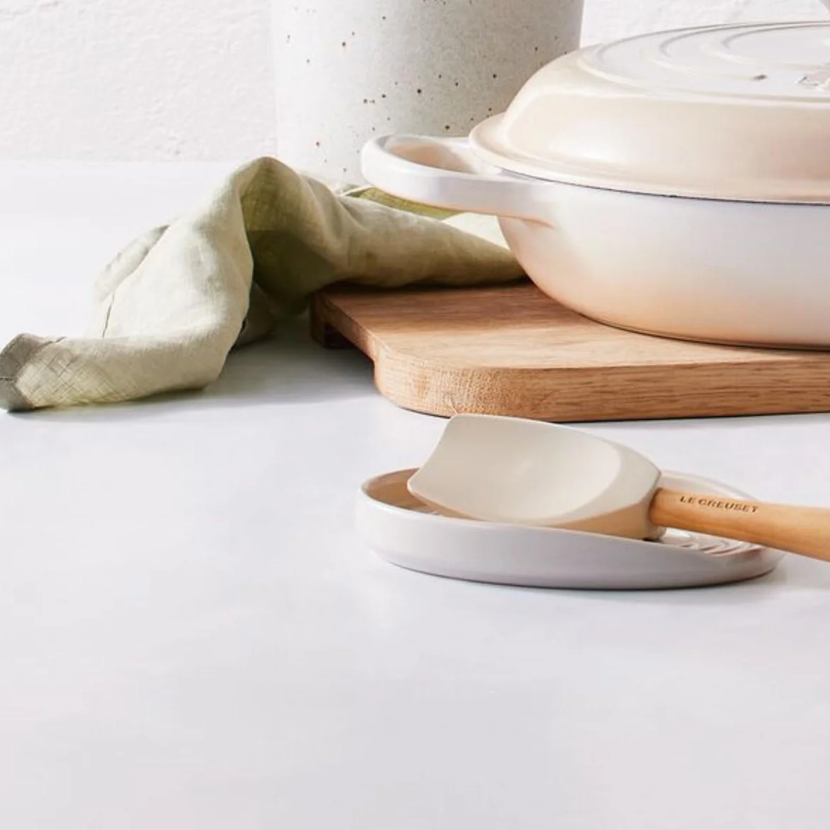 Le Creuset Repose-cuillère oval en céramique Meringue