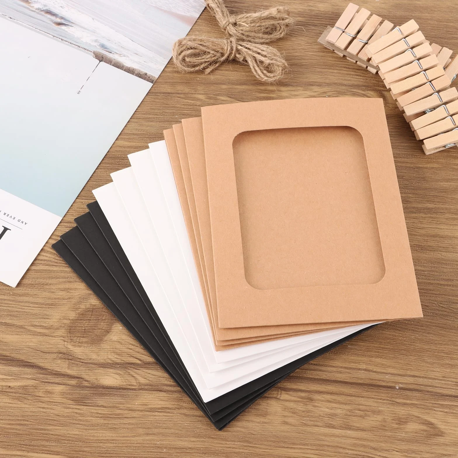 Cadres Photo en Papier 11,5 x 15,4 cm Lot de 90 avec Clips en Bois et Ficelle pour Décoration Fête