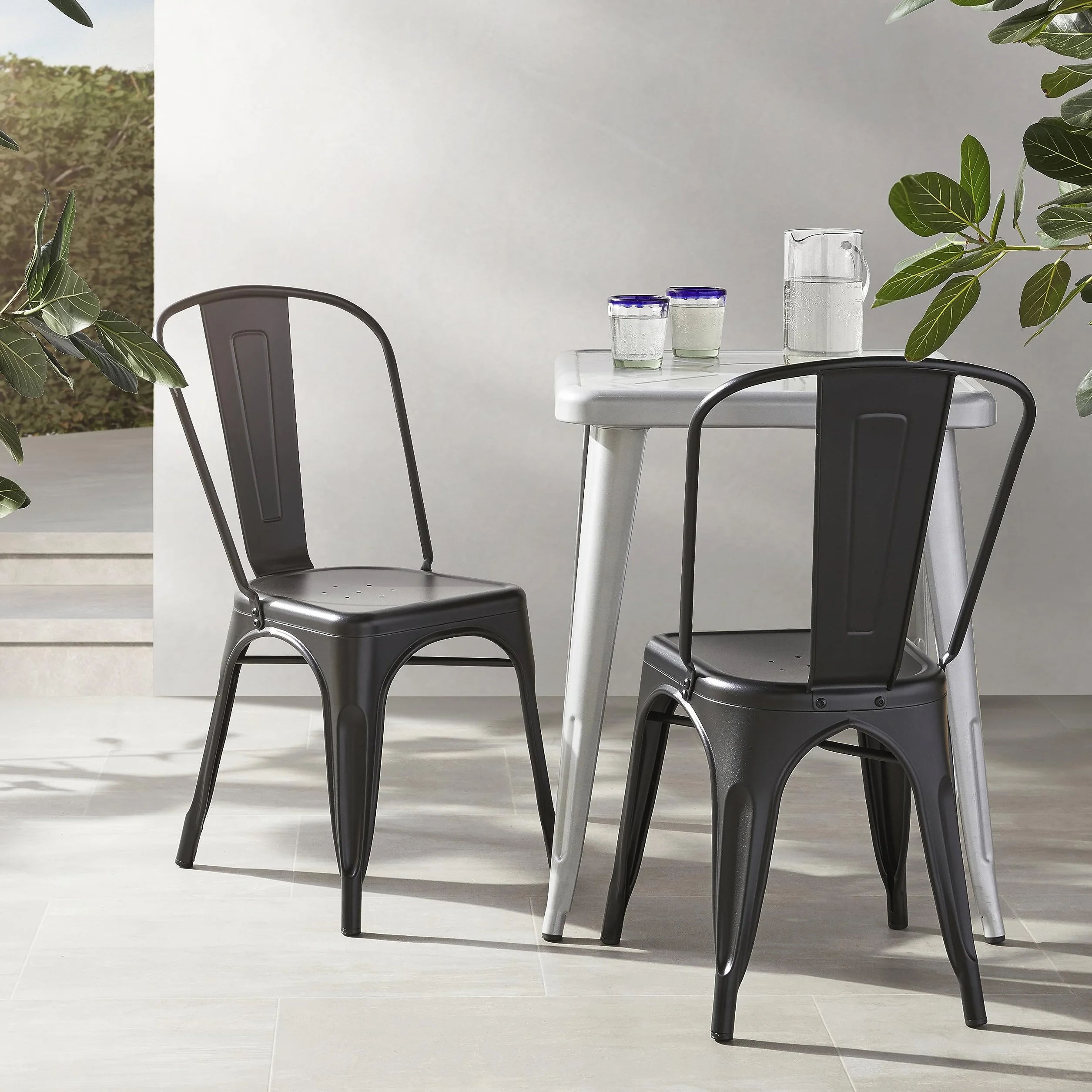 Amazon Basics Lot de 4 chaises de salle à manger empilables en métal, Noir, 51 x 43 x 85 cm