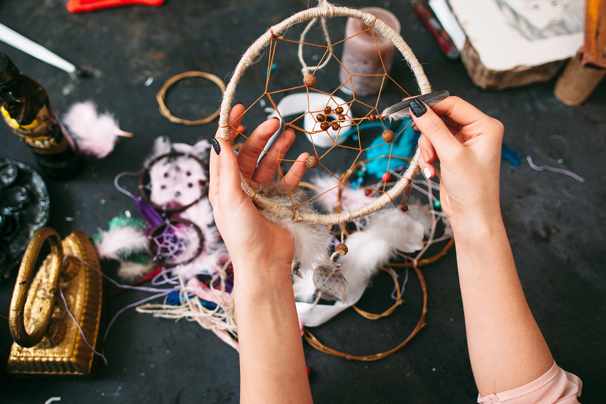 DonDon Attrape-rêves Dreamcatcher avec Perles et Vraies Plumes Châtain Clair Ø 14 cm