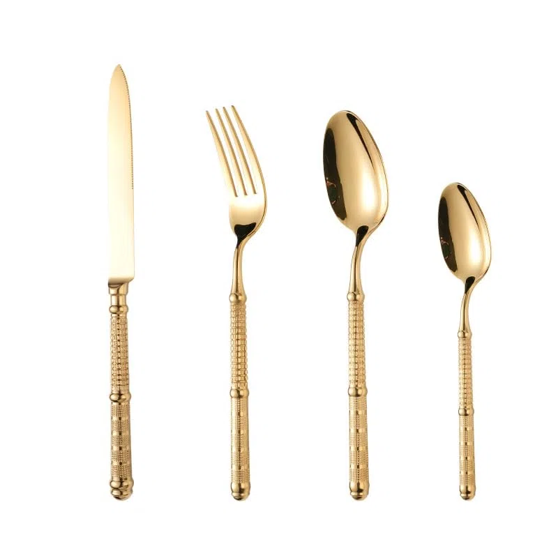 Ce Service de Couverts dorés pour 8 Personnes, en Acier Inoxydable 18/10 de qualité supérieure, avec Manches martelés et Finition polie Miroir, est idéal pour Les réunions de Famille et Un u