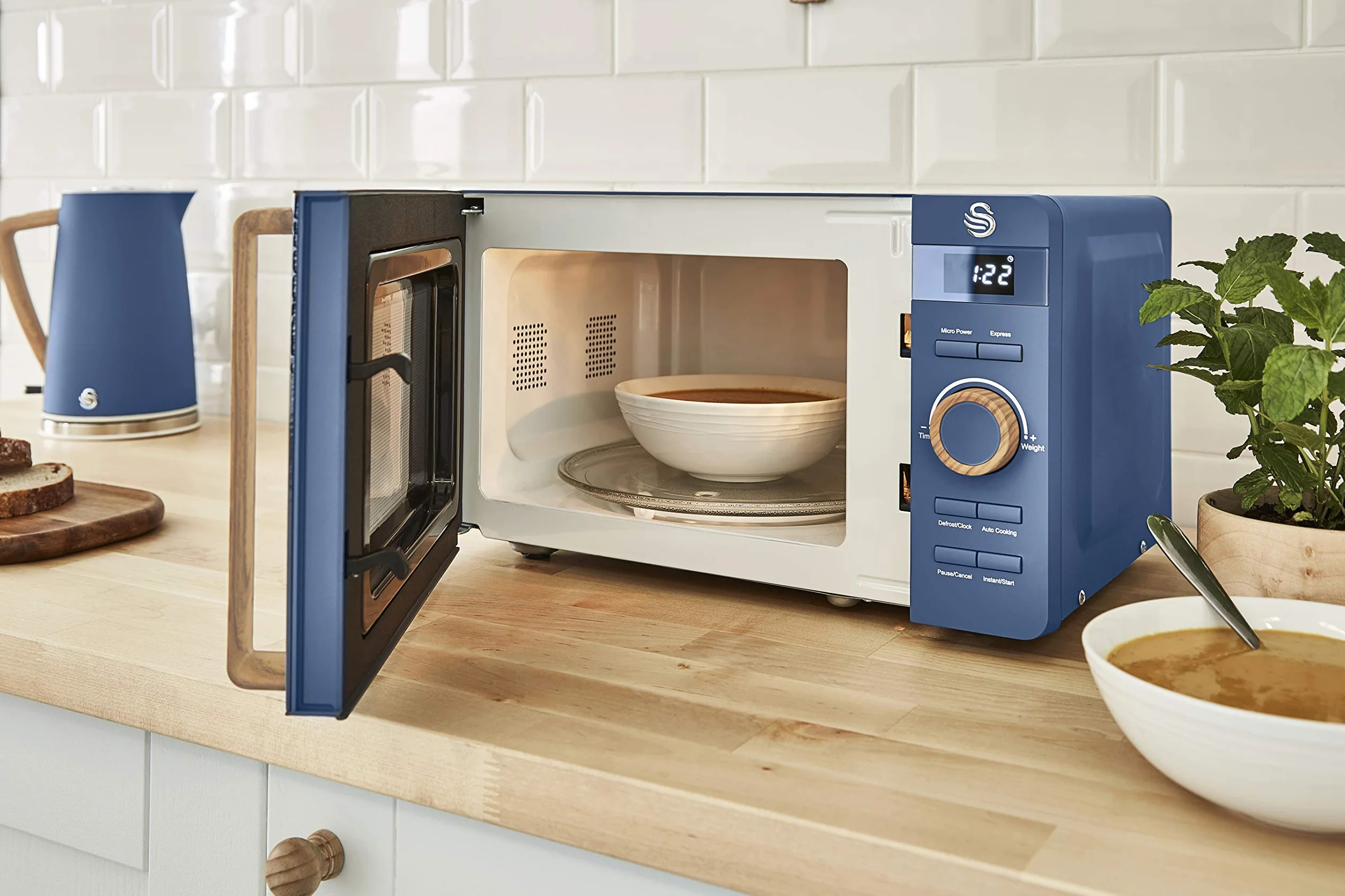 Swan Nordic Set Petit Déjeuner Bouilloire 1,7L 2200W Grille-pain 2 tranches Micro-ondes 20L numérique bleu mat
