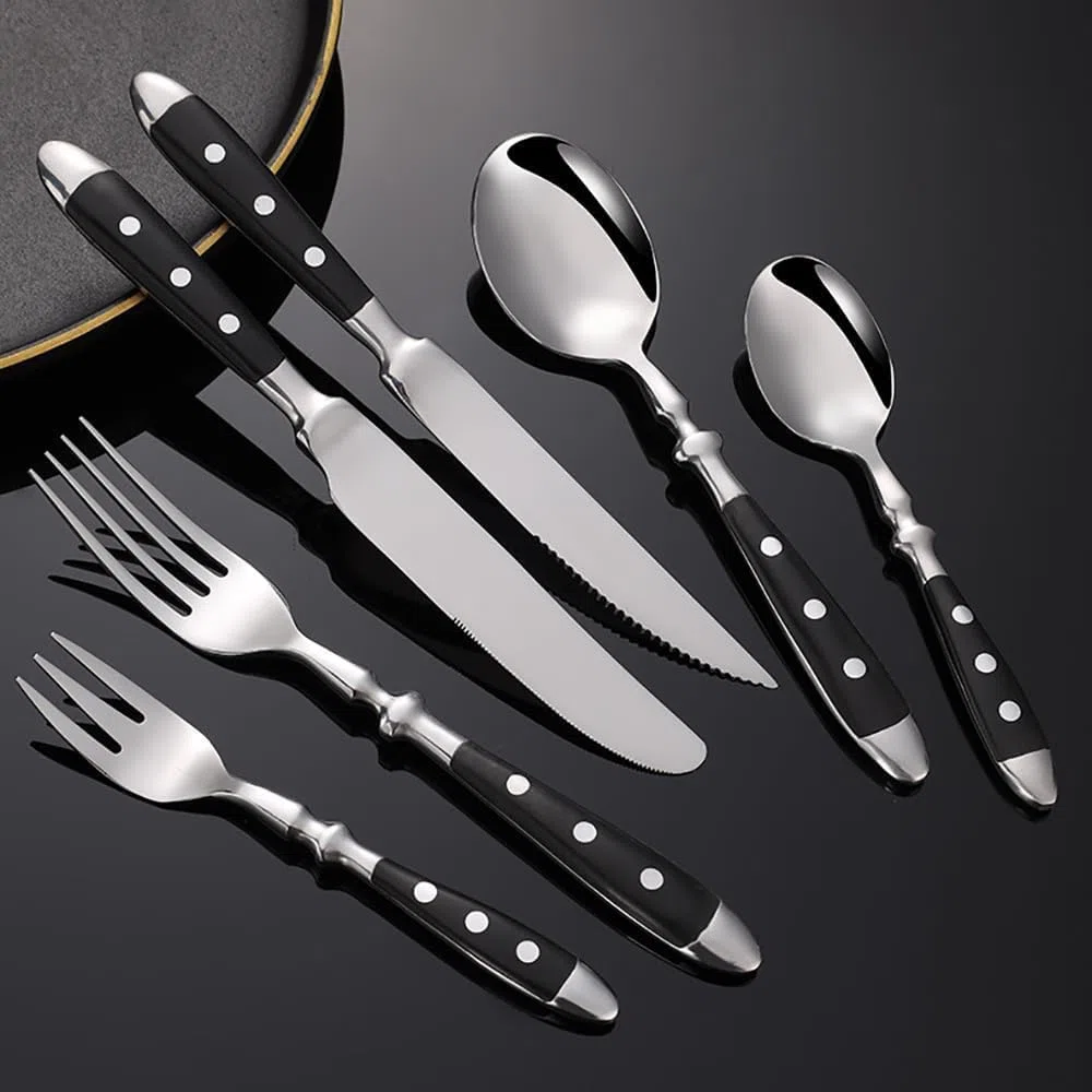 Ensemble de Couverts Noirs à poignées rivetées, Comprenant 12 Couverts (fourchettes, cuillères et Couteaux), ergonomiques, durables et polis Miroir. Indispensables pour Les fêtes de Famille