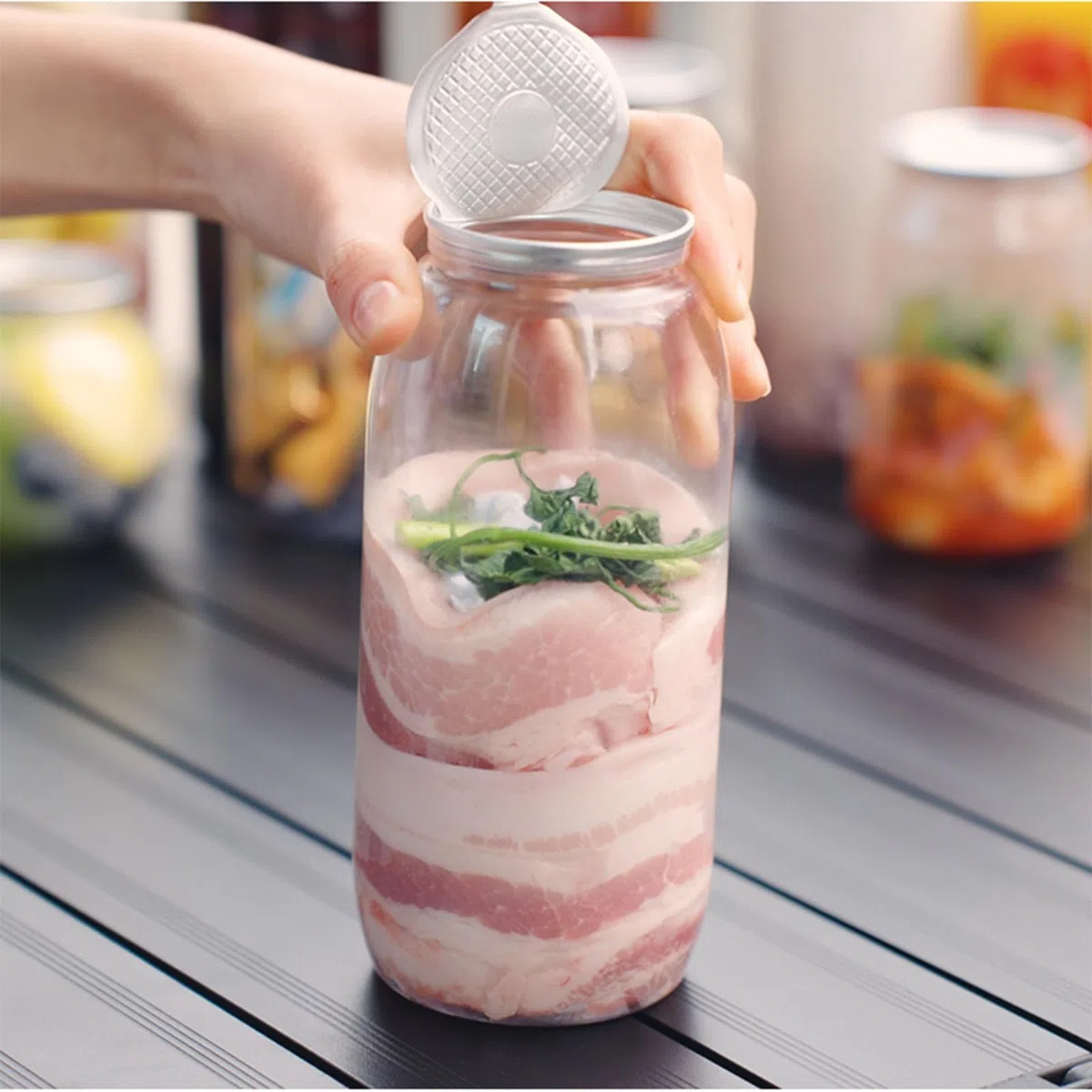 Gobelets en Forme de canette - Récipients Transparents avec Couvercle pour Boissons (café glacé, Smoothies, bière, Cocktails) - 700 ML - Lot de 100
