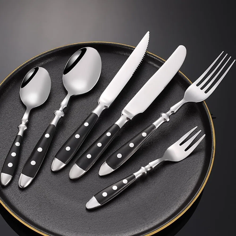 Ensemble de Couverts Noirs à poignées rivetées, Comprenant 12 Couverts (fourchettes, cuillères et Couteaux), ergonomiques, durables et polis Miroir. Indispensables pour Les fêtes de Famille
