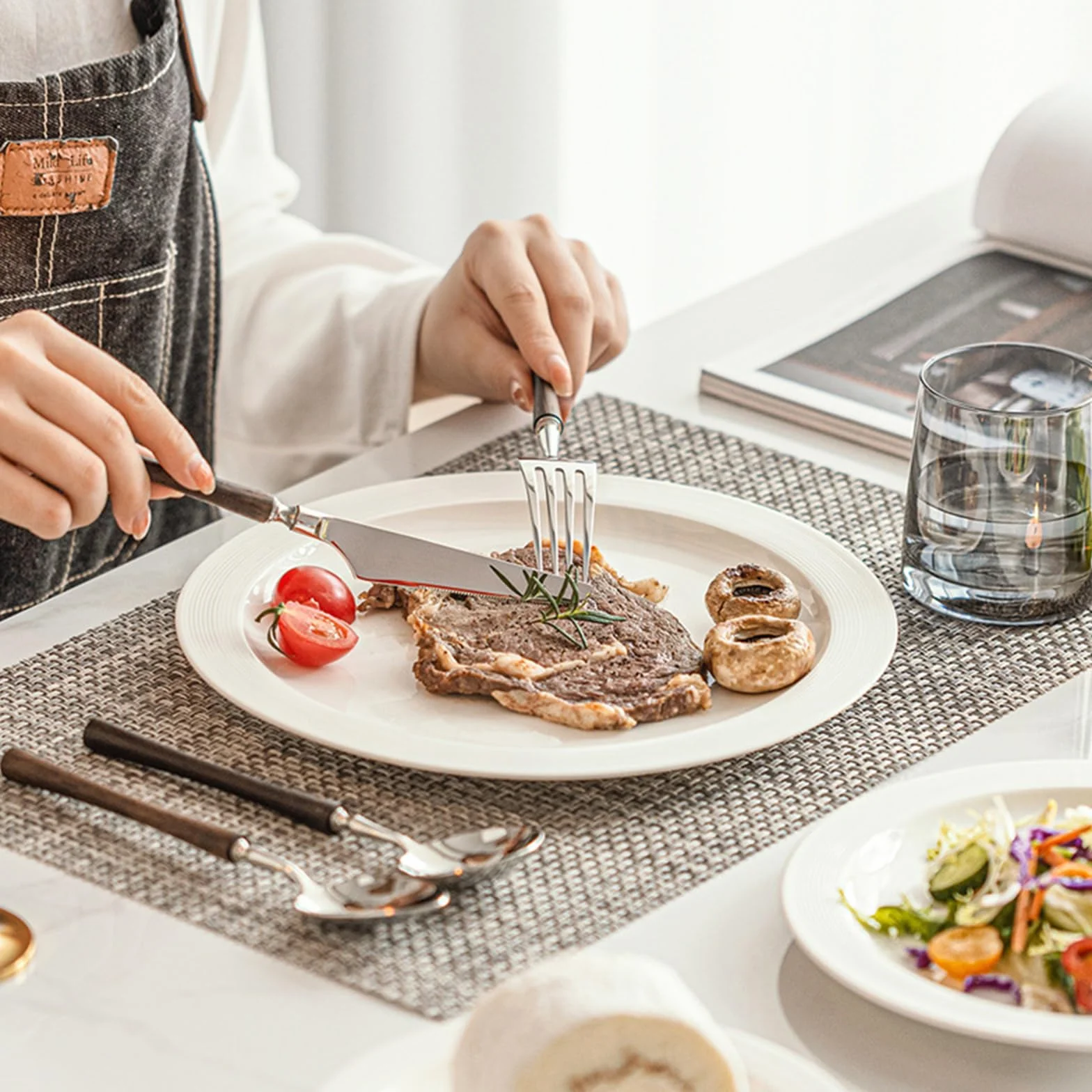 Ce Service de Couverts 36 pièces Comprend 6 Couverts à Manche en Bois, en Acier Inoxydable 18/8, de Style français, pour la Cuisine et Les banquets. Finition polie, Compatible Lave-Vaisselle