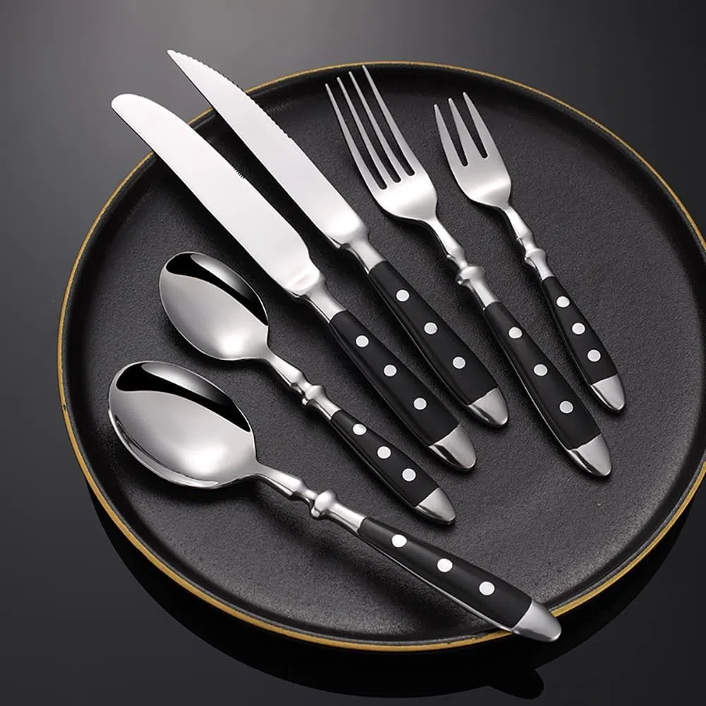 Ensemble de Couverts Noirs à poignées rivetées, Comprenant 12 Couverts (fourchettes, cuillères et Couteaux), ergonomiques, durables et polis Miroir. Indispensables pour Les fêtes de Famille