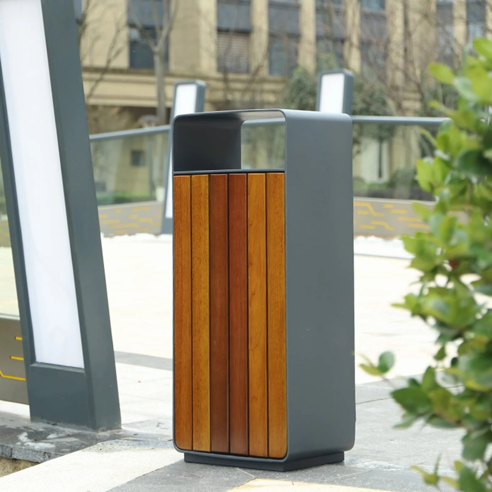 Poubelle extérieur en acier durable avec panneau en bois, baril intérieur en acier galvanisé, grande capacité