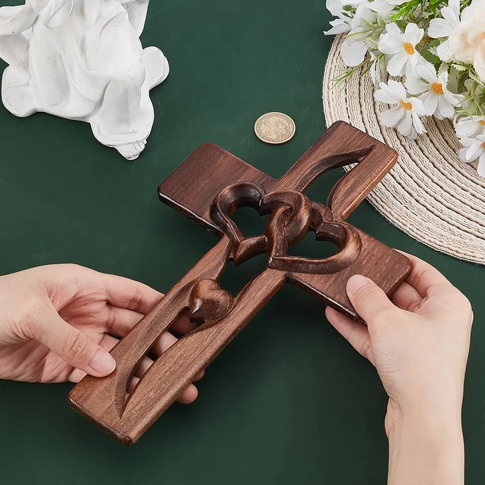 Croix en Bois Marron avec Découpe en Cœur HOBBIESAY Décorative pour Salon