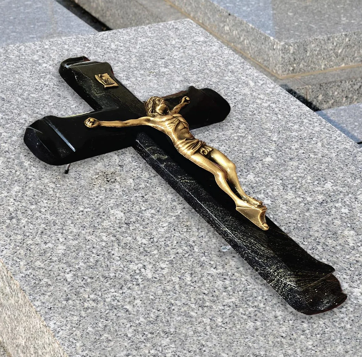 Croix Funéraire Pierre Noire Christ Bronze