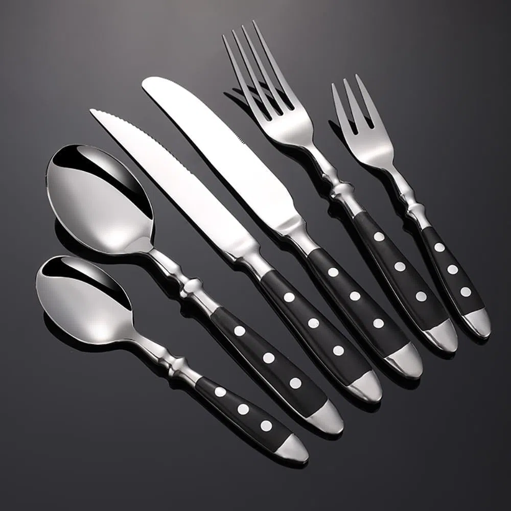 Ensemble de Couverts Noirs à poignées rivetées, Comprenant 12 Couverts (fourchettes, cuillères et Couteaux), ergonomiques, durables et polis Miroir. Indispensables pour Les fêtes de Famille