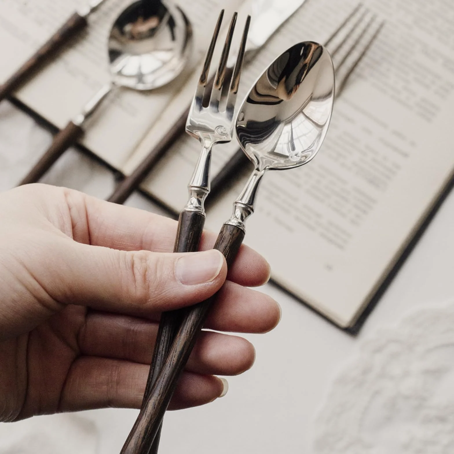 Ce Service de Couverts 36 pièces Comprend 6 Couverts à Manche en Bois, en Acier Inoxydable 18/8, de Style français, pour la Cuisine et Les banquets. Finition polie, Compatible Lave-Vaisselle