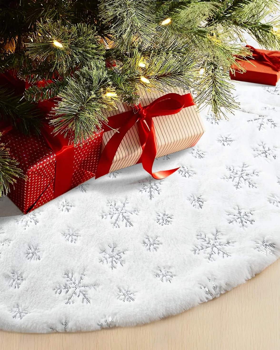 Jupe de Sapin de Noël COOLWUFAN 120cm Blanc en Peluche Argent Sequin Flocon de Neige