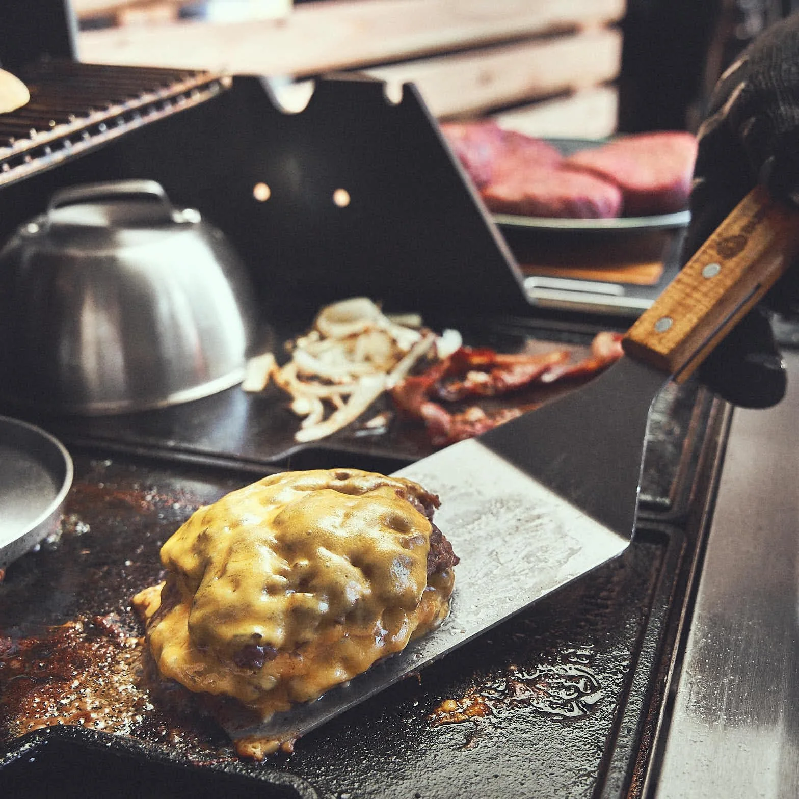 BURNHARD Kit pour Burgers 6 pièces, Moule à Steak antiadhésif, Presse à Burger, Cloches INOX