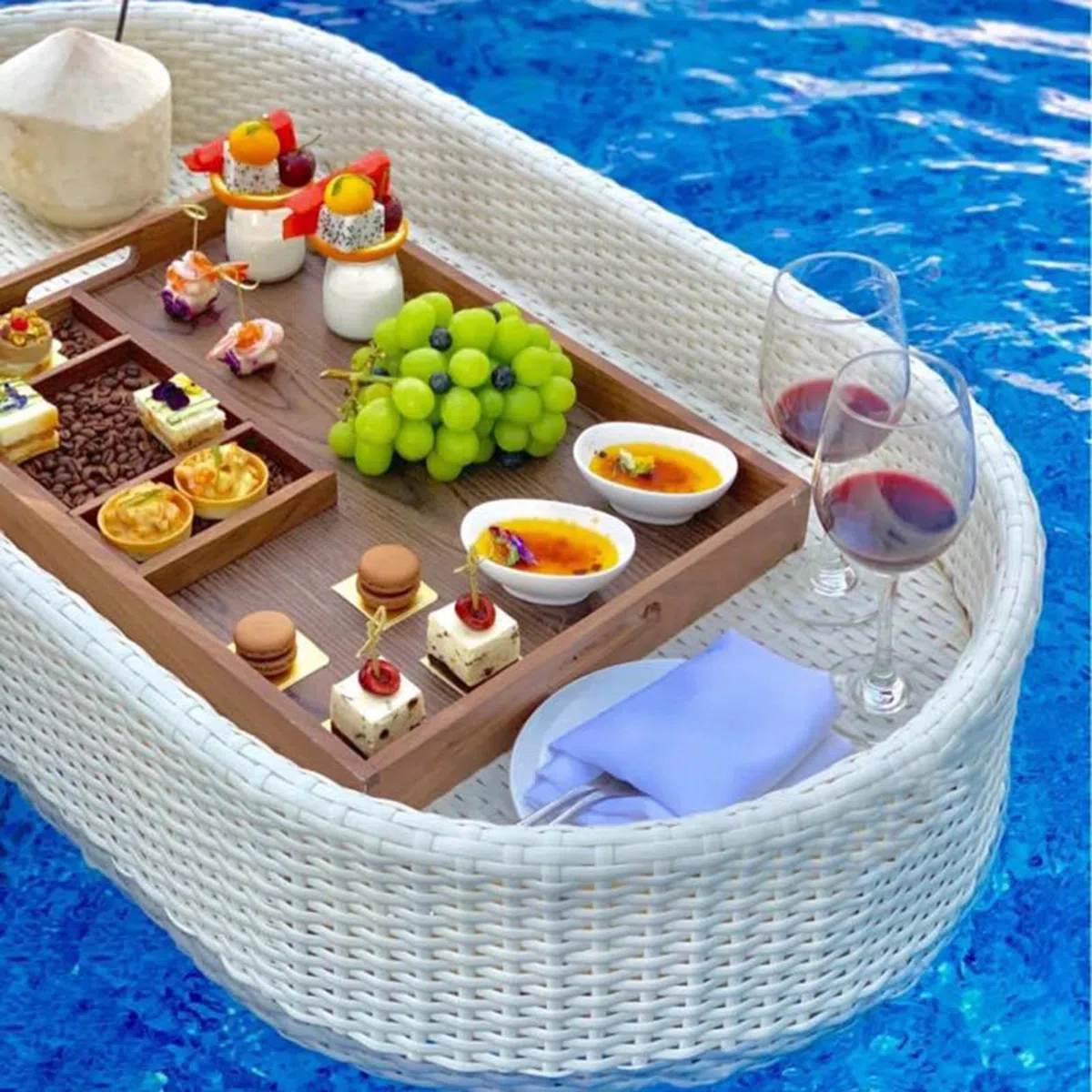 Plateau Flottant Plateau de Piscine Flottant en Ratten en Bois Plateau de Service de Nourriture de Petit-déjeuner élégant sur l'eau pour la fête à la Piscine, Marron