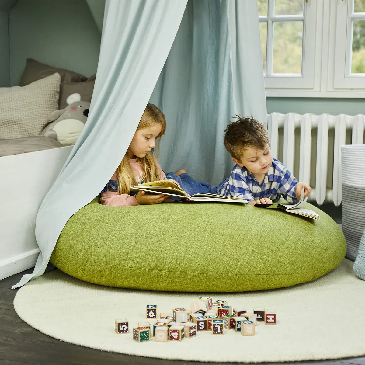 Lumaland Pouf pour Enfants & Adultes avec Fonction 2 en 1 pour s'asseoir & s'allonger | Ø 120x75 cm Fauteuil pour Salon & Intérieur | Facile d'entretien grâce à la Housse Amovible | Aqua