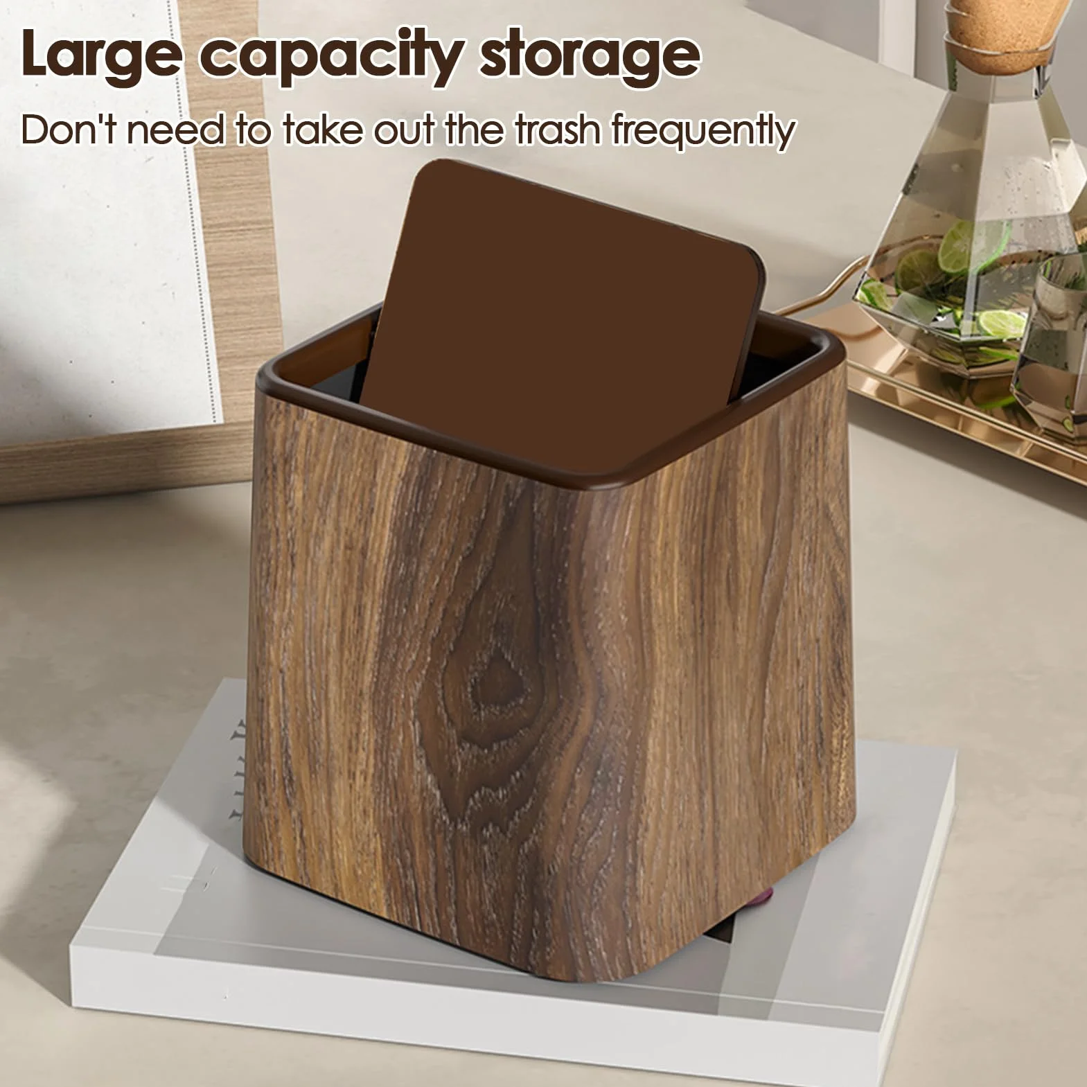 Mini-déchets Can 5,79 pouces PP Small Desk Bin avec conception de grains en bois rétro et couvercle