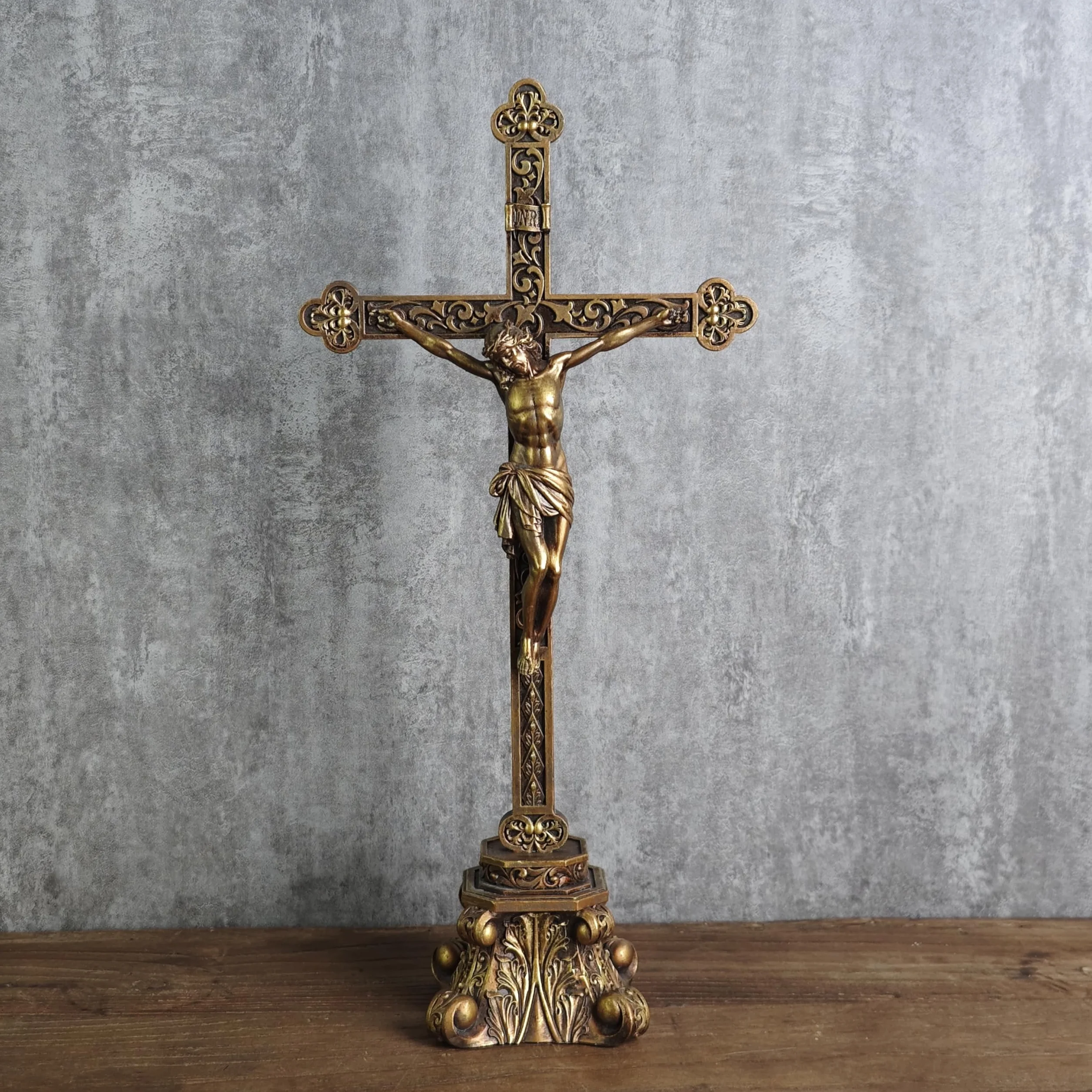 BC BUILDCLASSIC Crucifix sur pied croix religieuse peinte à la main or vintage 37,5 cm